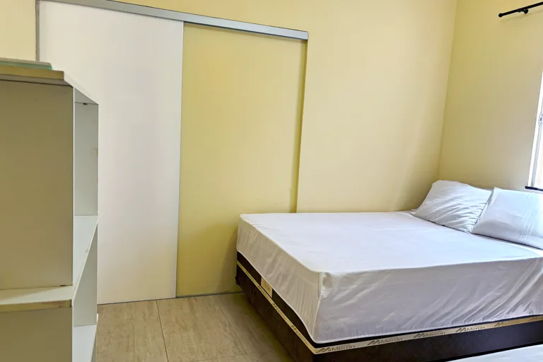 Quarto com cama de casal e armario planejado