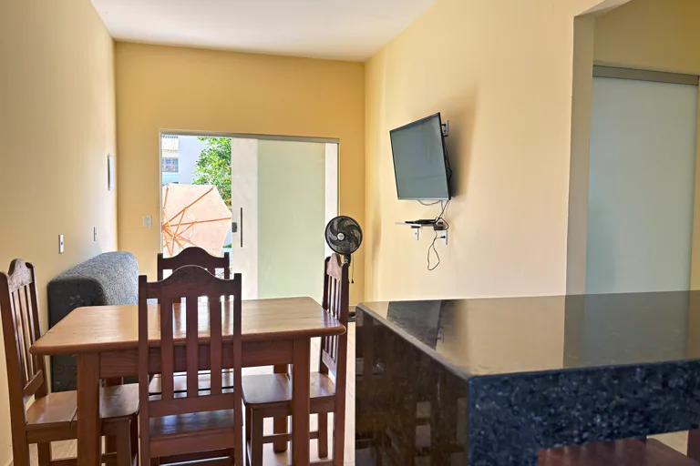 Varanda integrada com guarda-sol e acesso a sala