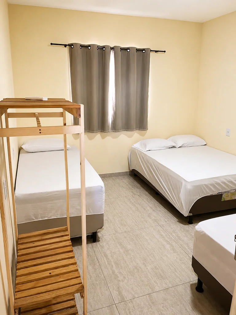 Quarto com beliche de madeira, cama de casal e cama de solteiro