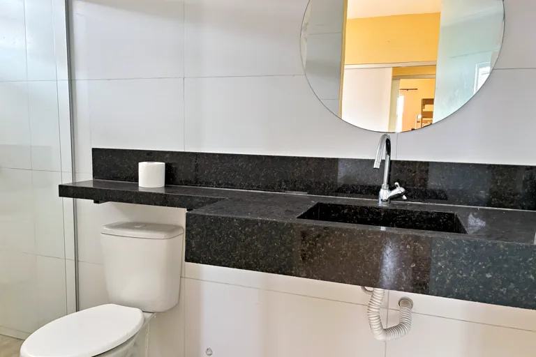 Lavabo com bancada de granito espelho redondo e box de vidro