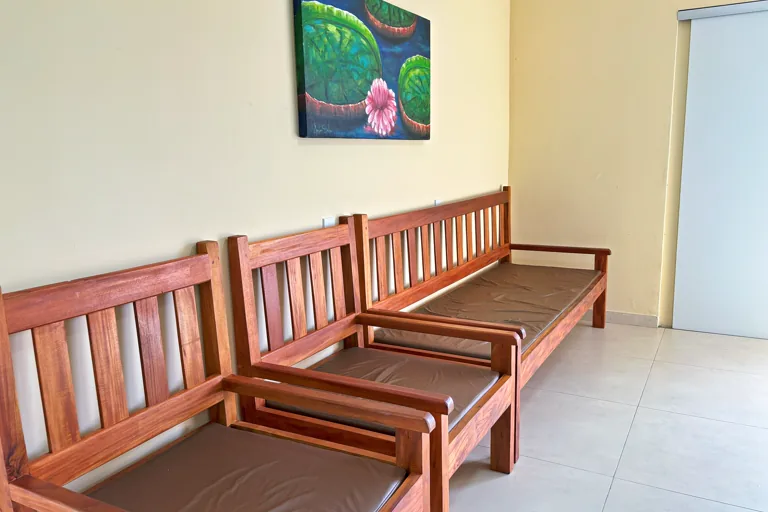Bancos de madeira macica em fileira com quadro de vitoria-regia