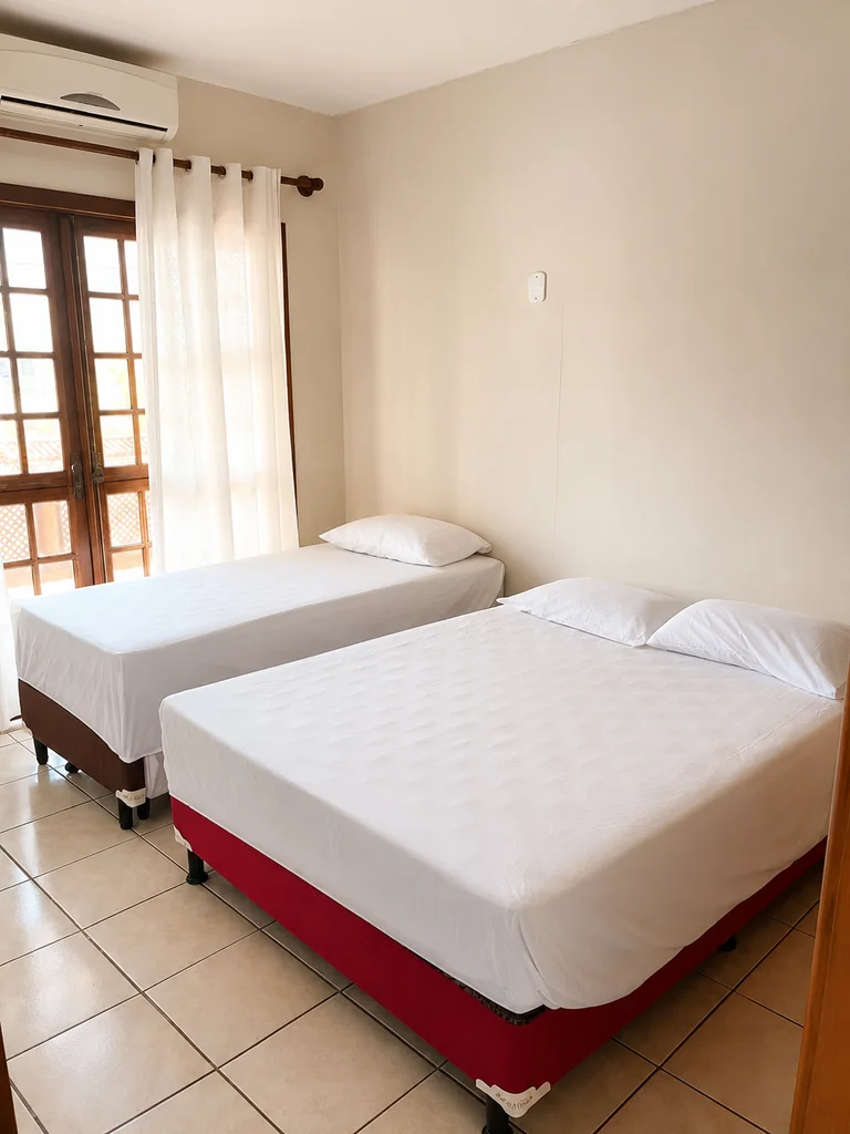 Suite com cama de casal e bicama box, com ar-condicionado