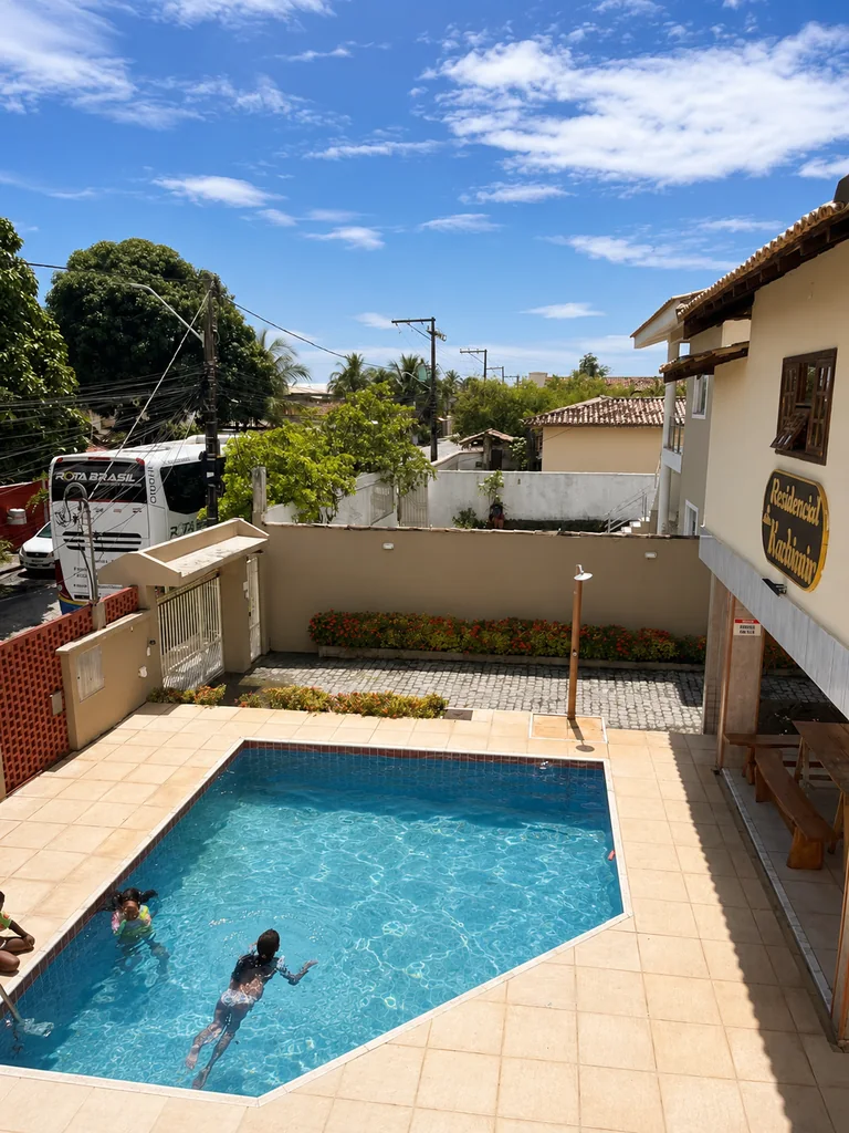 Piscina compartilhada do residencial, de uso comum das casas