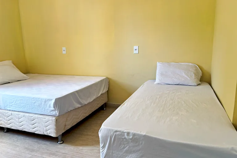 Quarto com cama de casal e cama de solteiro amplo